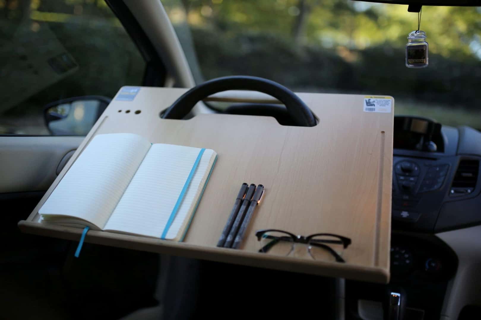 An Organized Steering Wheel Desk For Your Mobile Workplace