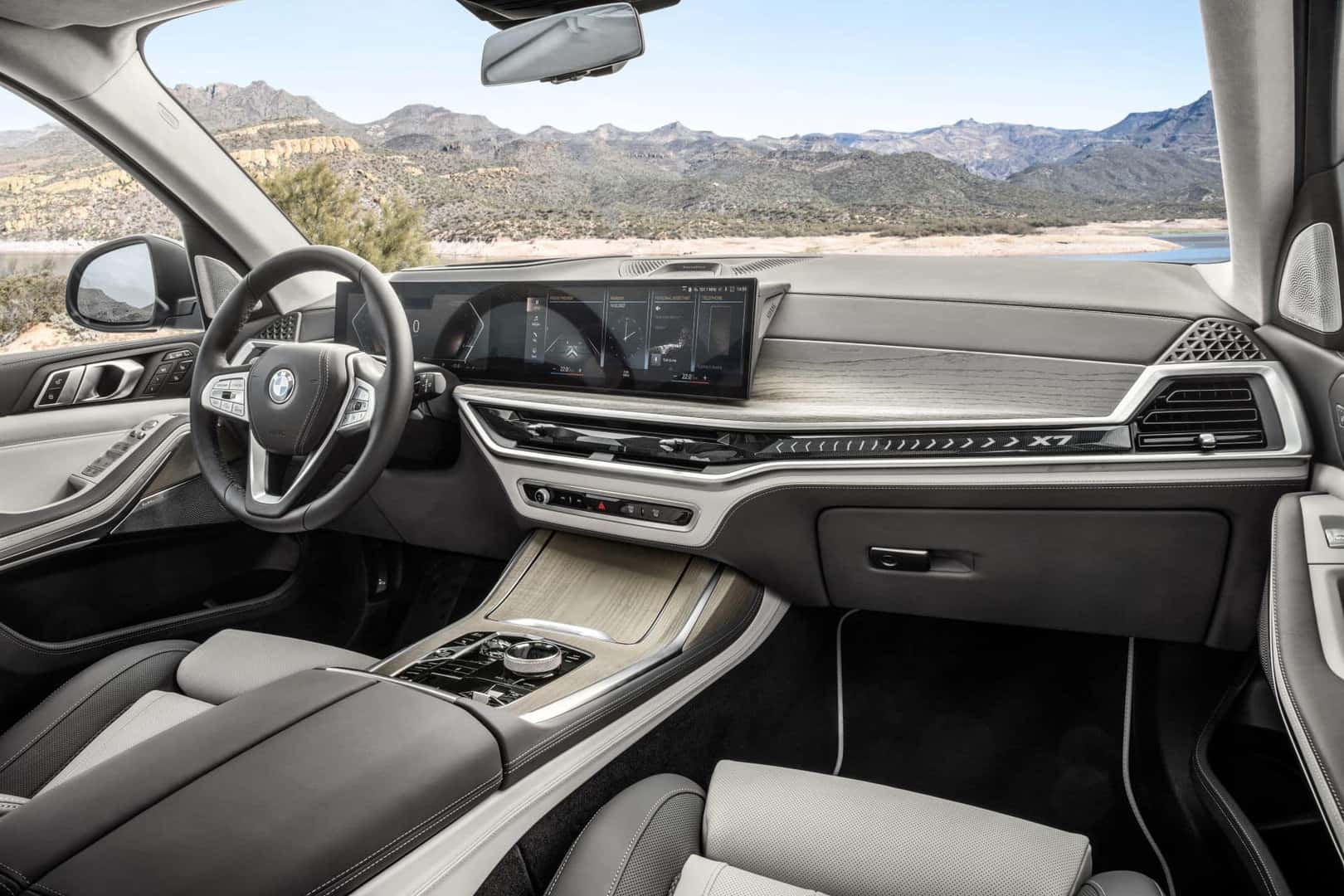 One Of The Most Comfortable SUVs, New BMW X7, Roomy And Cozy Front Interior