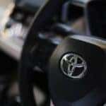 A close up of a steering wheel of a car