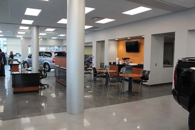 Sala de ventas y financiamiento en ALM CDJR Macon