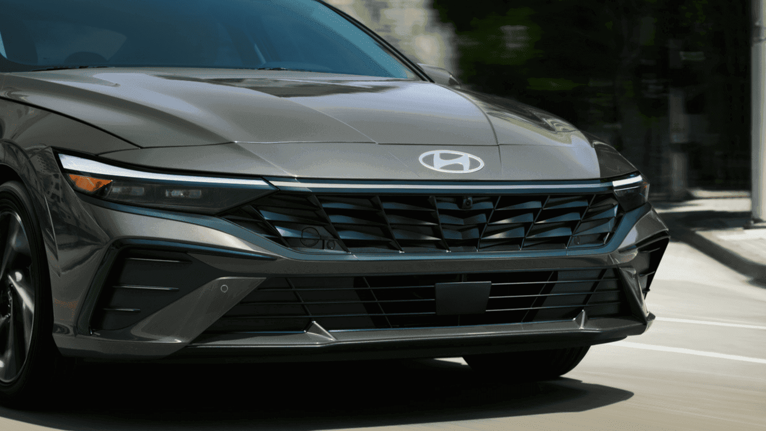 Aggressive front grille and LED lighting on the 2025 Hyundai Elantra Hybrid, designed for style and efficiency in Athens, GA.