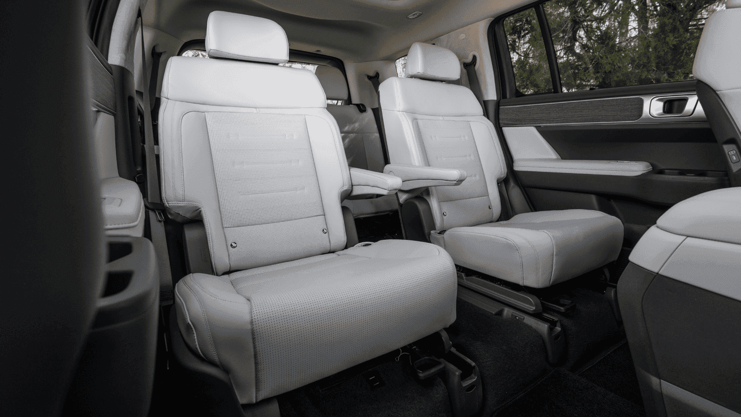 Luxurious second-row captain’s chairs in the 2025 Hyundai Santa Fe, ideal for comfort-conscious families in Athens, GA.