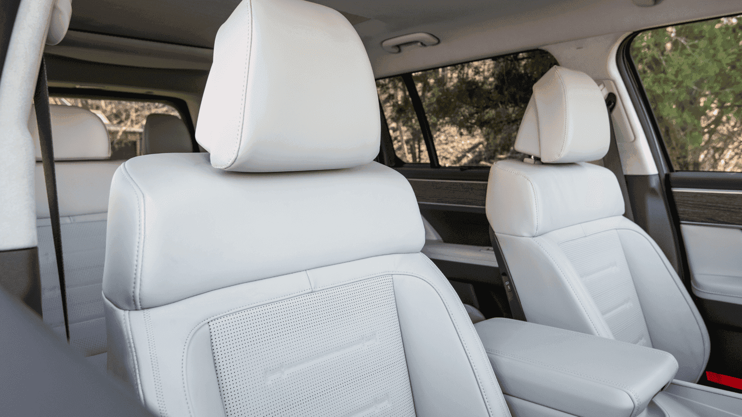Close-up of premium white leather seats inside the 2025 Hyundai Santa Fe near Loganville, GA, showcasing comfort and upscale interior design.
