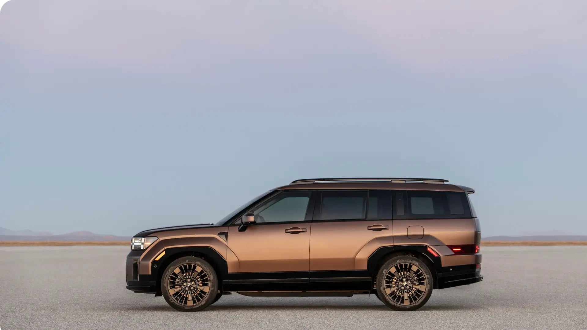 Side profile of the 2026 Hyundai Santa Fe Hybrid showcasing bold SUV styling and aerodynamic design.