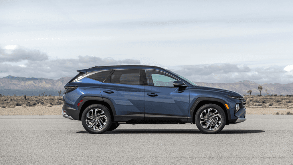 2025 Hyundai Tucson showcasing sleek exterior design and black cladding accents.
