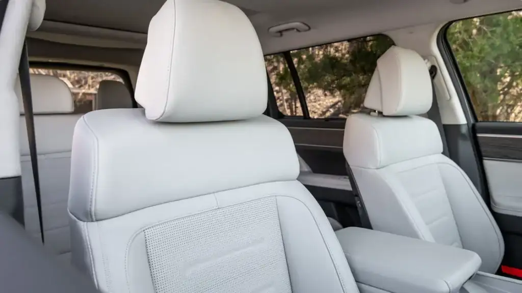 Rear passenger seats of the 2025 Hyundai Santa Fe offering spacious, leather-appointed comfort.