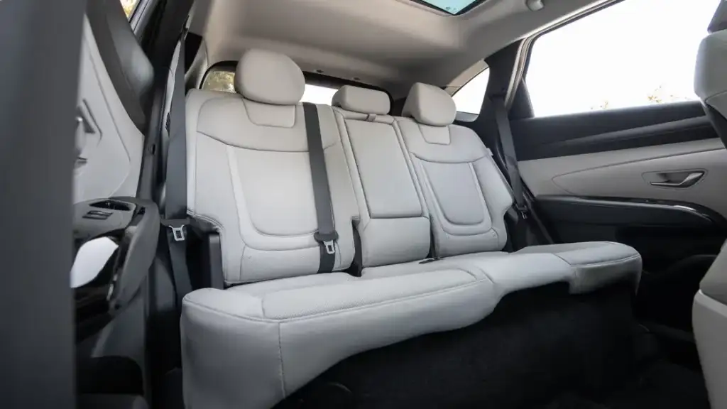 Rear seats of the 2025 Hyundai Tucson offering ample legroom and comfort-focused leather seating.