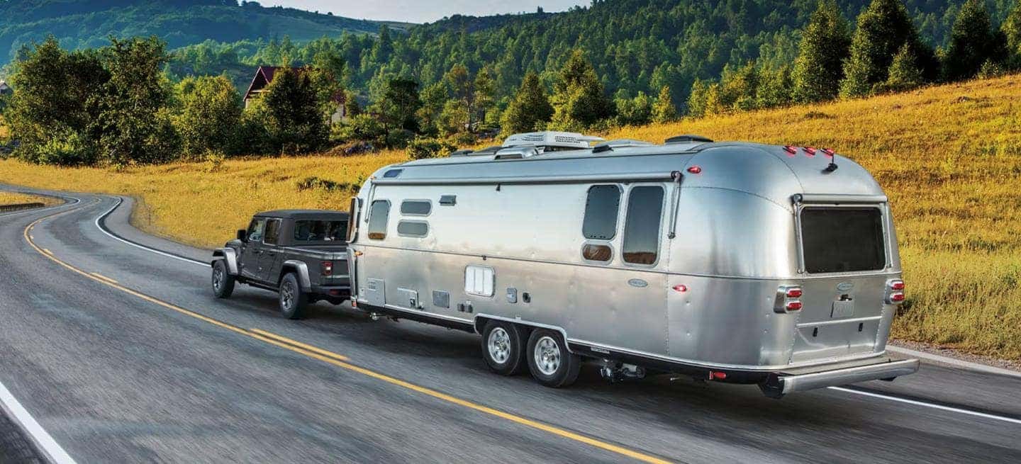 Jeep Gladiator towing a camper