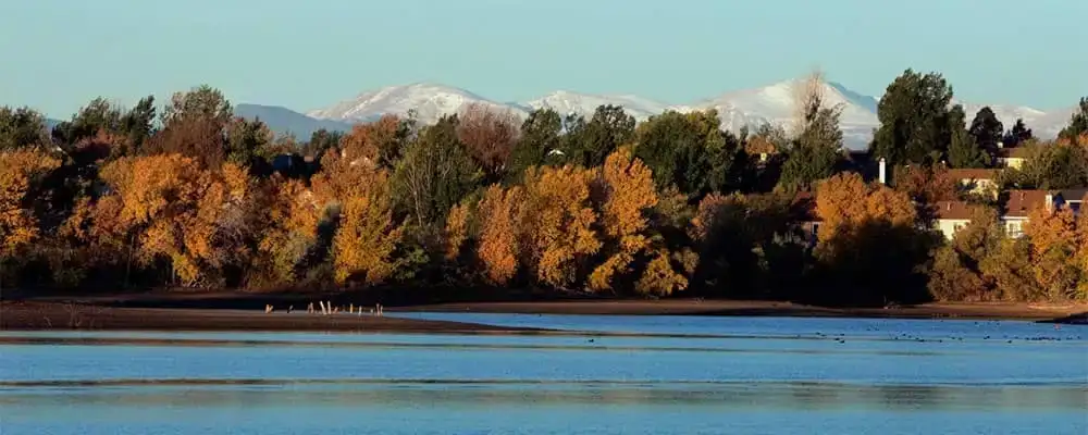 skyline of aurora colorado mountains