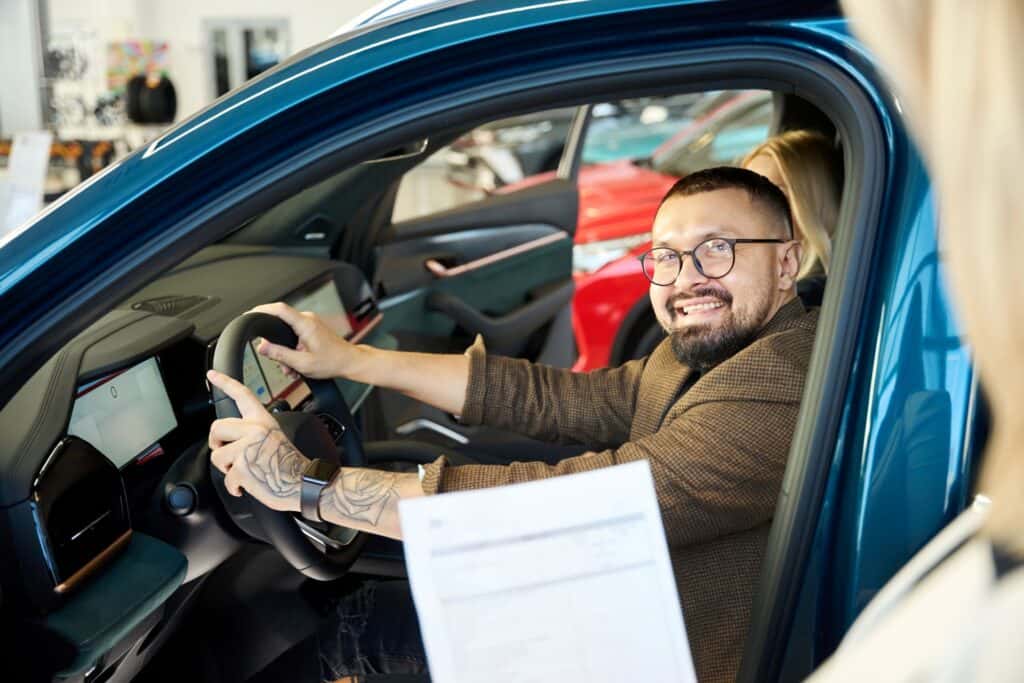 Cliente comprando un Chevrolet con asesor que habla español en Castle Chevrolet Villa Park