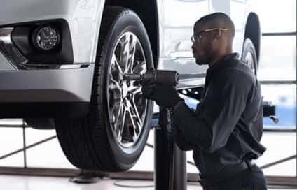 GM-technician-hero-removing-tire