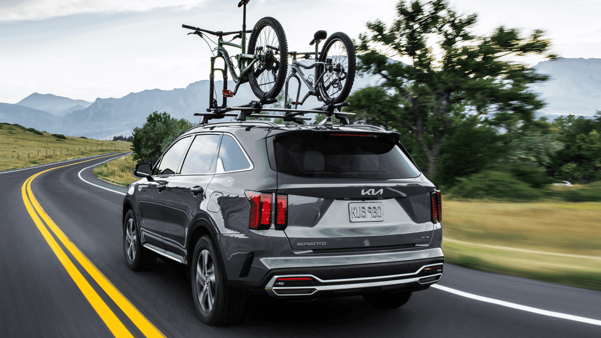 Rear view of Kia Sorento with bikes mounted on the roof rack