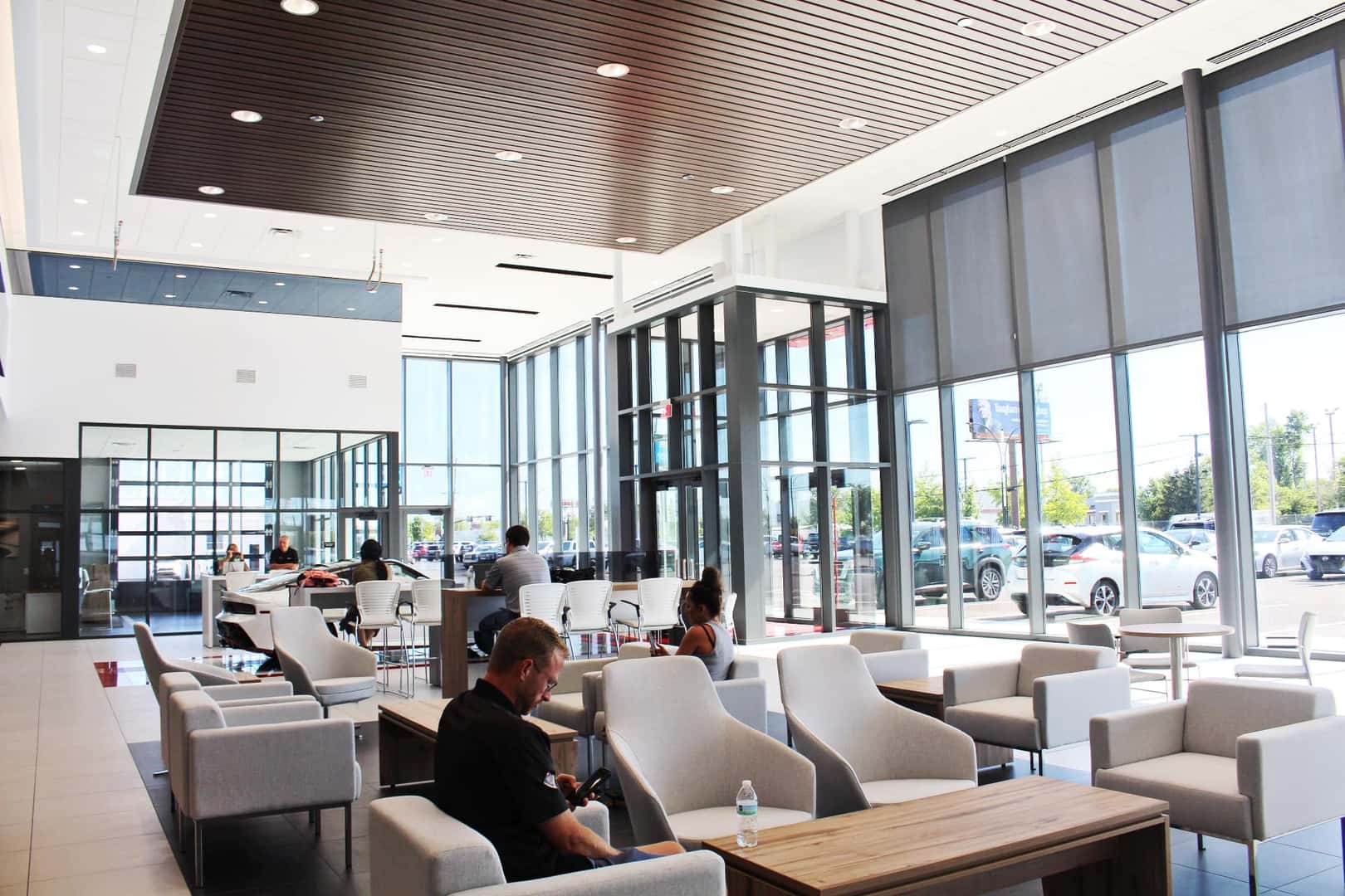 DeFOUW Nissan waiting room