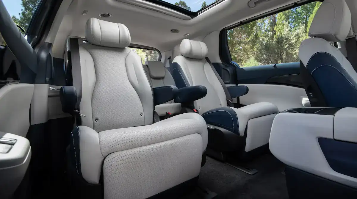 2027 Kia Carnival Hybrid 2nd-row captain's chairs