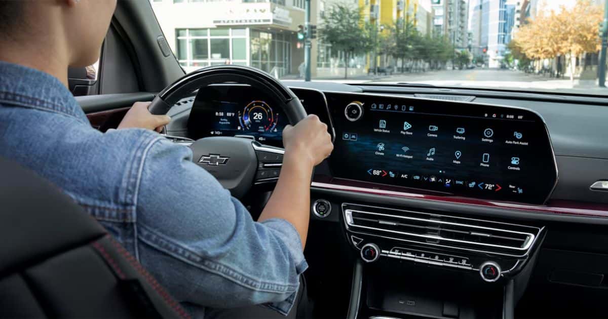 The 2026 Traverse comes with 17.7-inch color touchscreen and 11-inch Driver Information Center.