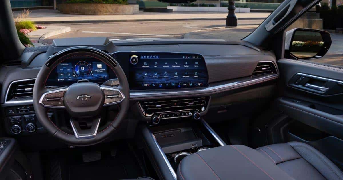 The 17.7-inch diagonal center touch screen and 11-inch Driver Information Center in the 2026 Tahoe.