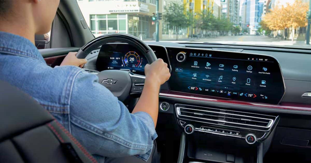 The 17.7-inch advanced color LCD and 11-inch Driver Information Center of the 2026 Traverse Z71