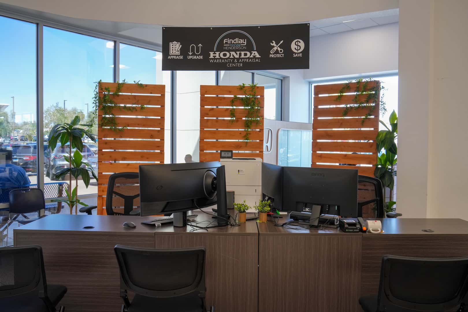 Personal de Findlay Honda Henderson conversando con clientes