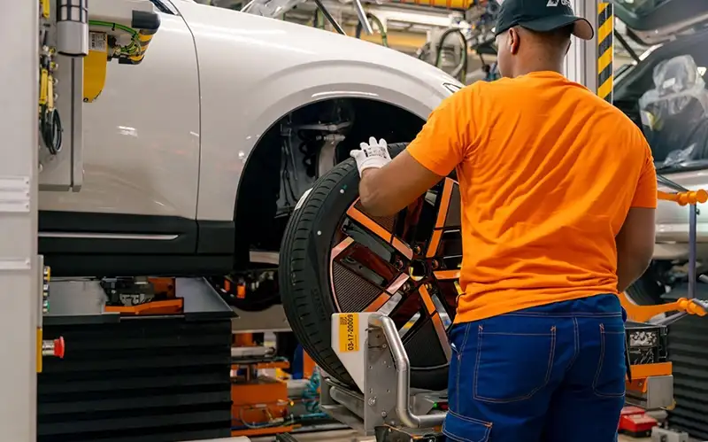 Volvo EX60 Wheel Installation