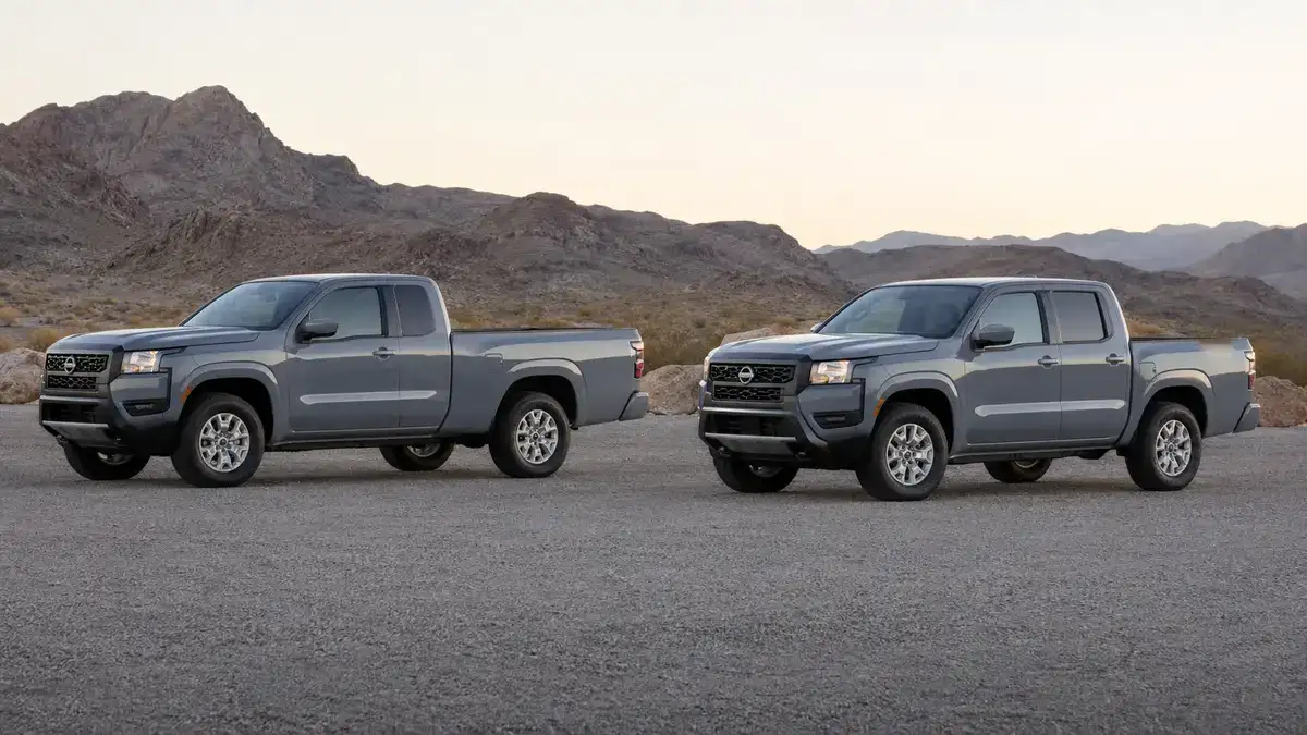 Nissan Frontier King Cab with 6-foot bed beside a Frontier Crew Cab, showing the two cab and bed configurations side by side