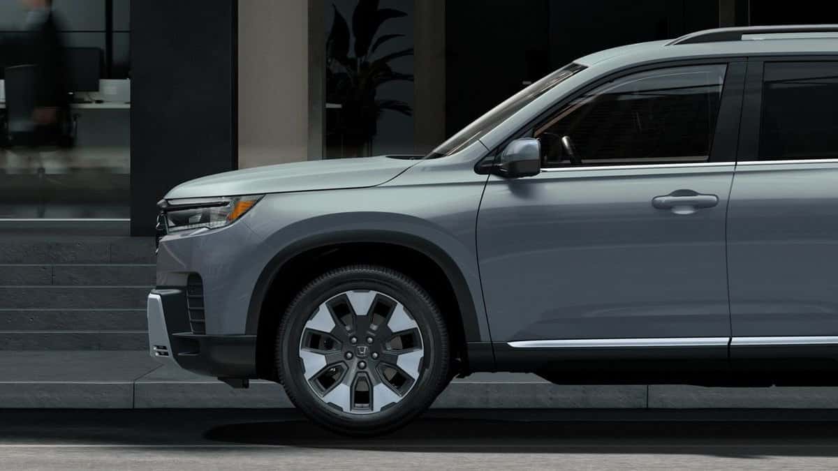 2026 Honda Pilot side profile with 20-inch alloy wheels in Sonic Gray Pearl