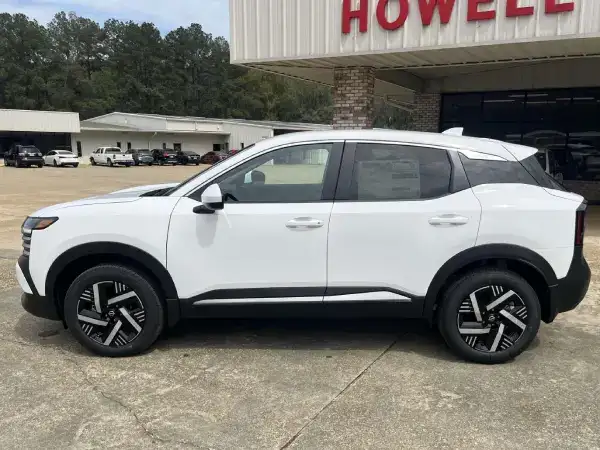 2025-Nissan-Kicks-Side-view
