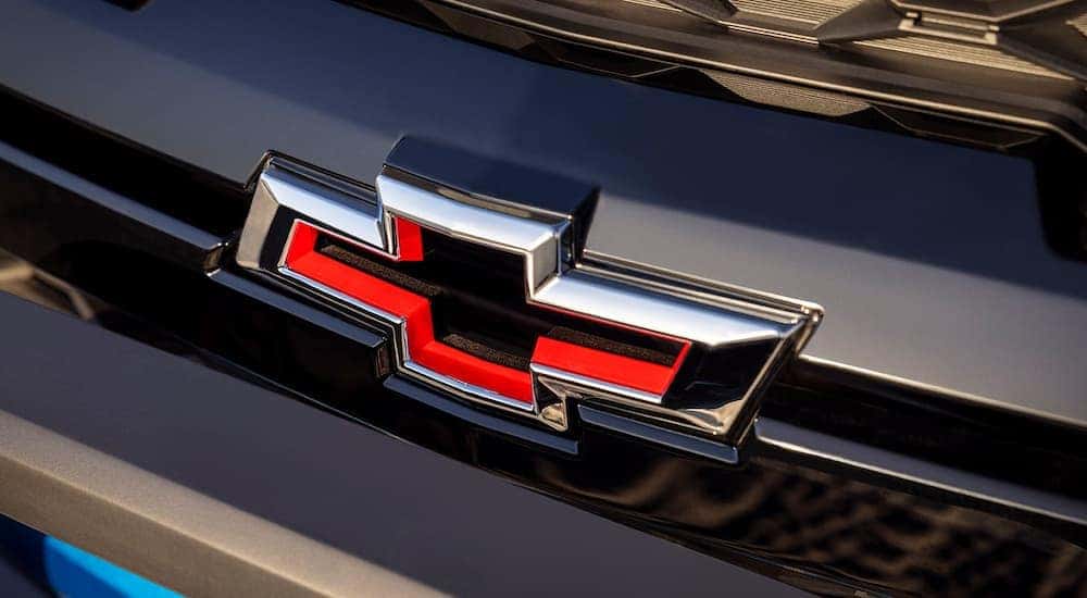 Close-up on the badge and grille of a 2025 Chevy Colorado for sale.
