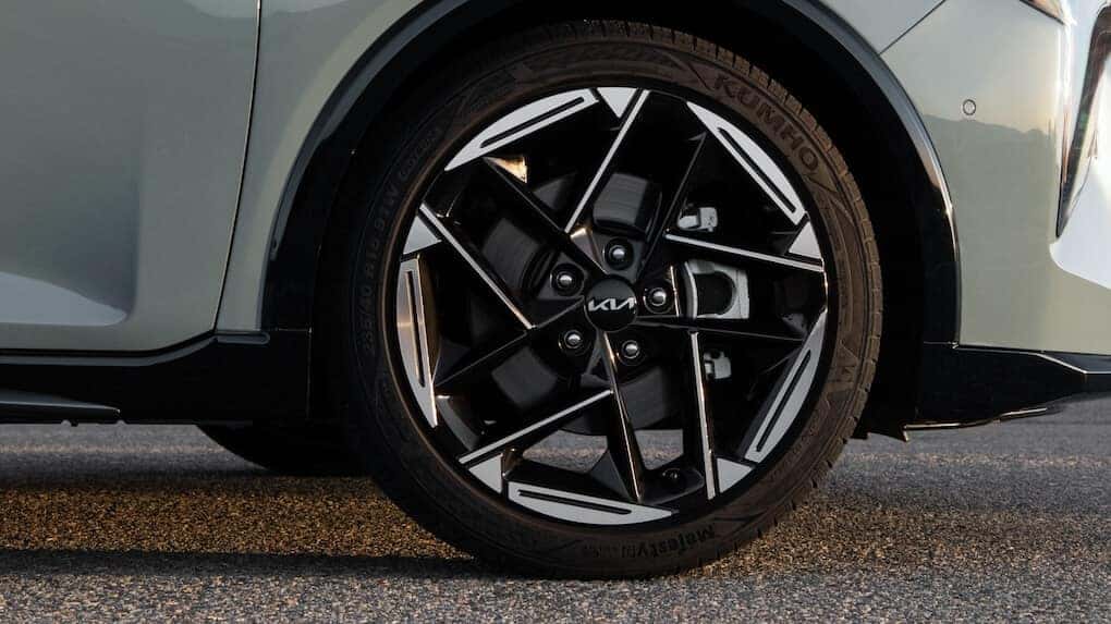 Close-up of the 2025 Kia K4 alloy wheel with bold black and silver design