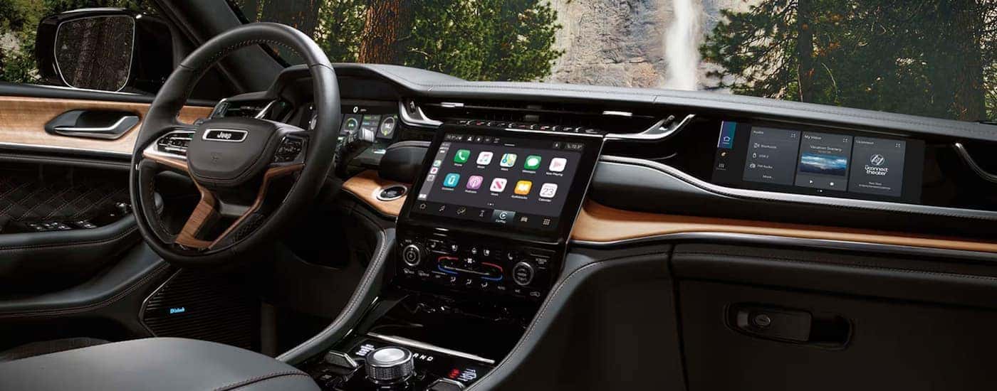 Infotainment and digital gauge cluster on a 2025 Jeep Grand Cherokee L