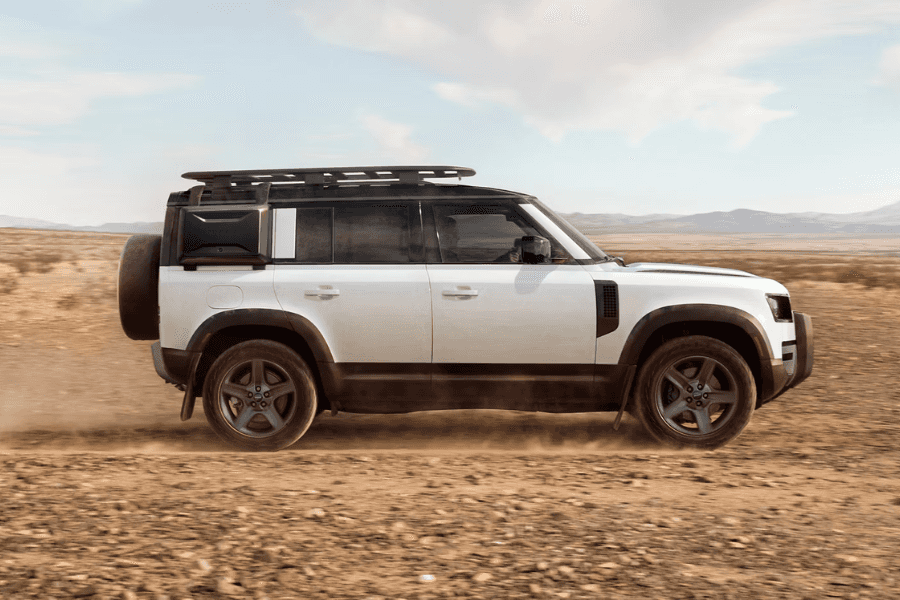 Land Rover Defender off-road.