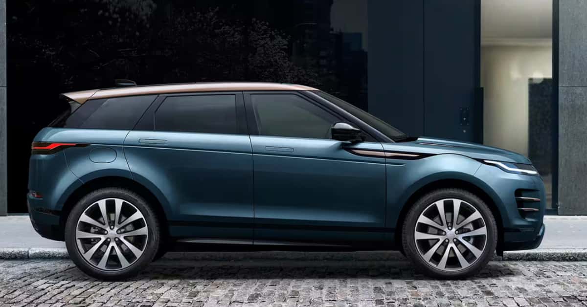 2025-Range-Rover-Evoque-parked-in-front-of-a-building