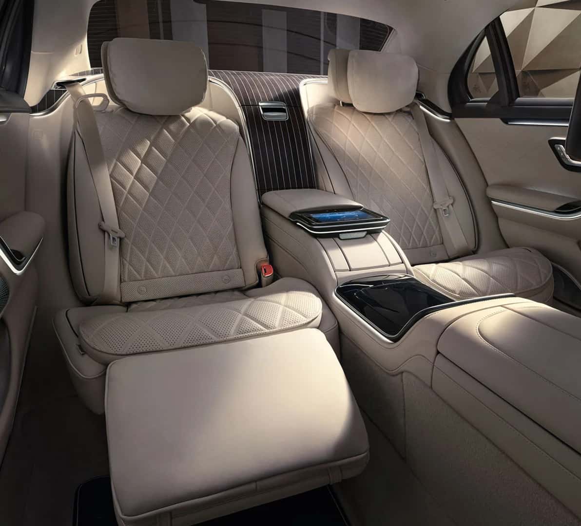 Executive Rear Seat Package Plus with folding tables in the S-Class.