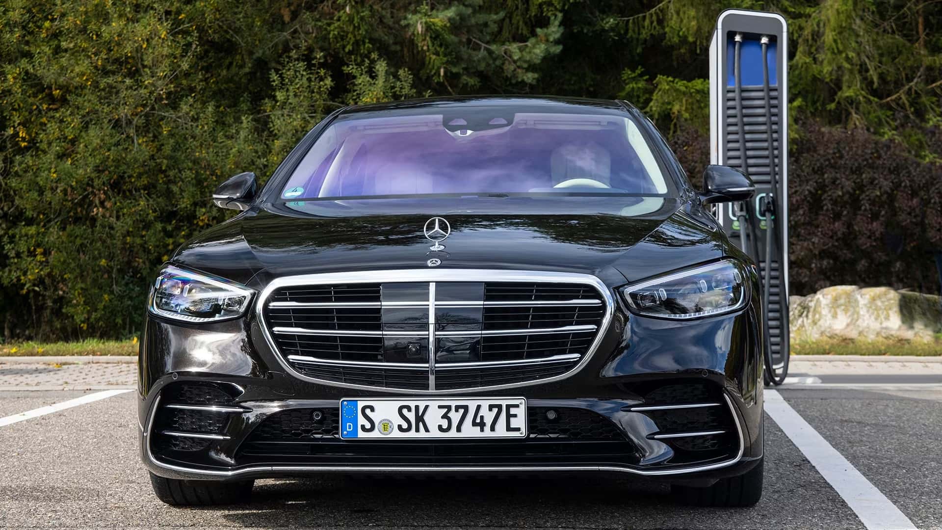 Mercedes-Benz S 580e Black Charging Front View