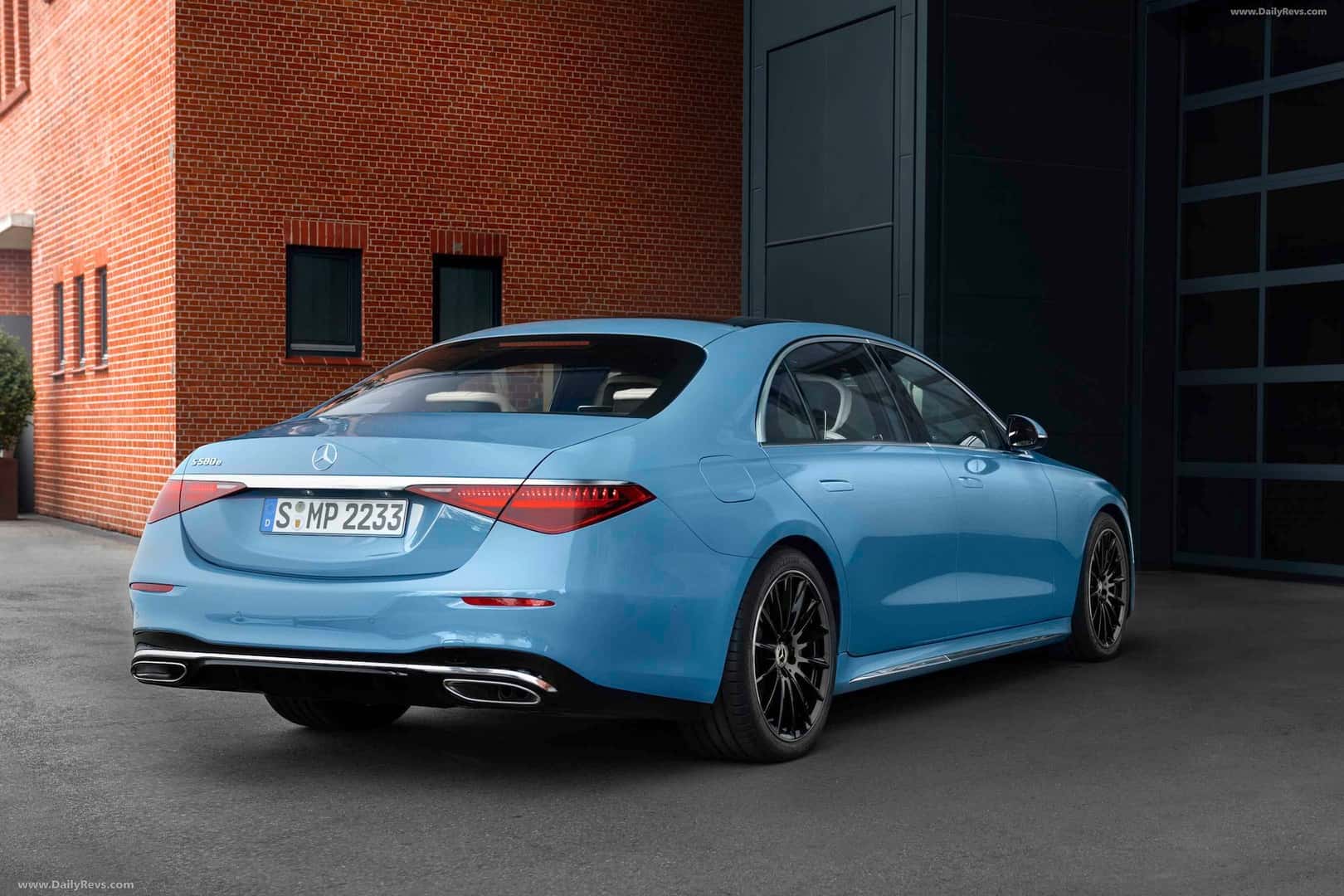 Mercedes-Benz S 580 e MANUFAKTUR, exterior MANUFAKTUR vintageblue, interior MANUFAKTUR deep white/black (combined fuel comsumption (NEDC): 1.5-1.1 l/100 km, combined CO2 emissions: 33-26 g/km);Combined fuel comsumption (NEDC): 1.5-1.1 l/100 km, combined CO2 emissions: 33-26 g/km*