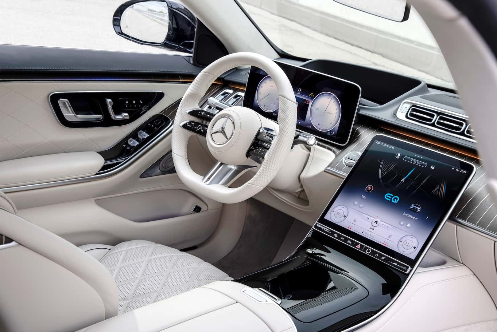 Mercedes-Benz S 580 e (combined fuel comsumption (NEDC): 1.5-1.1 l/100 km, combined CO2 emissions: 33-26 g/km); exterior: onyx black, AMG Line; interior: leather exclusive macchiato beige/magma grey;Combined fuel comsumption (NEDC): 1.5-1.1 l/100 km, combined CO2 emissions: 33-26 g/km*