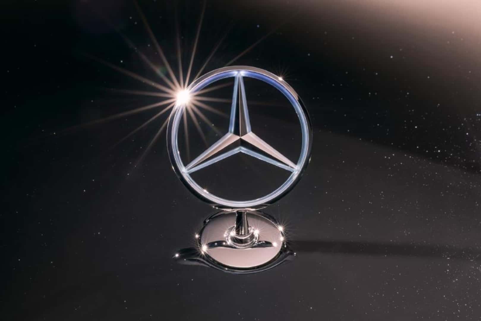 The Shining Hood Ornament Of The Fashionable 2027 Mercedes-Benz S-Class