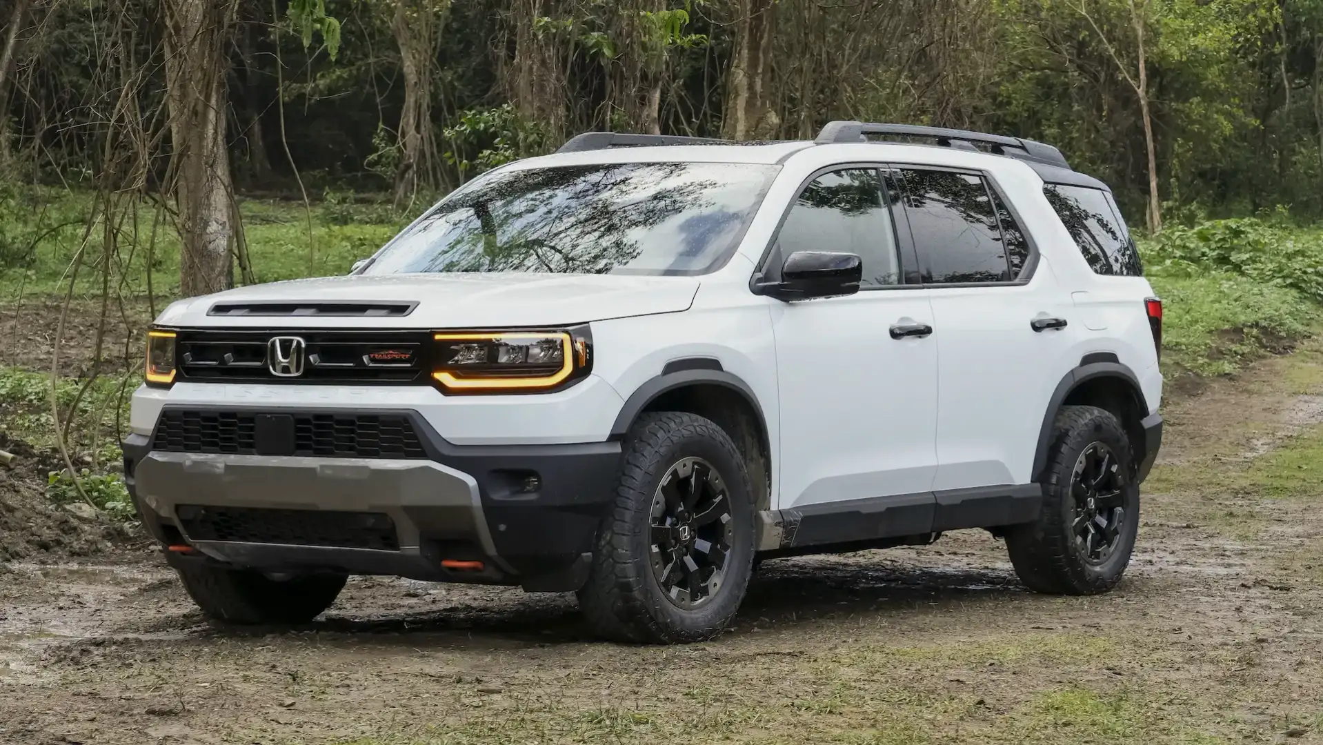 2026 Honda Passport TrailSport Elite Driver's Side and Front Profile