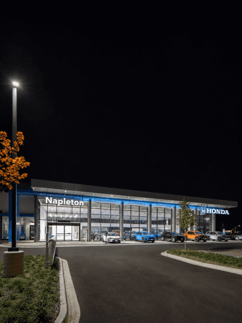 Asesor de ventas bilingüe de Napleton Honda of Morton Grove atendiendo a un cliente en español