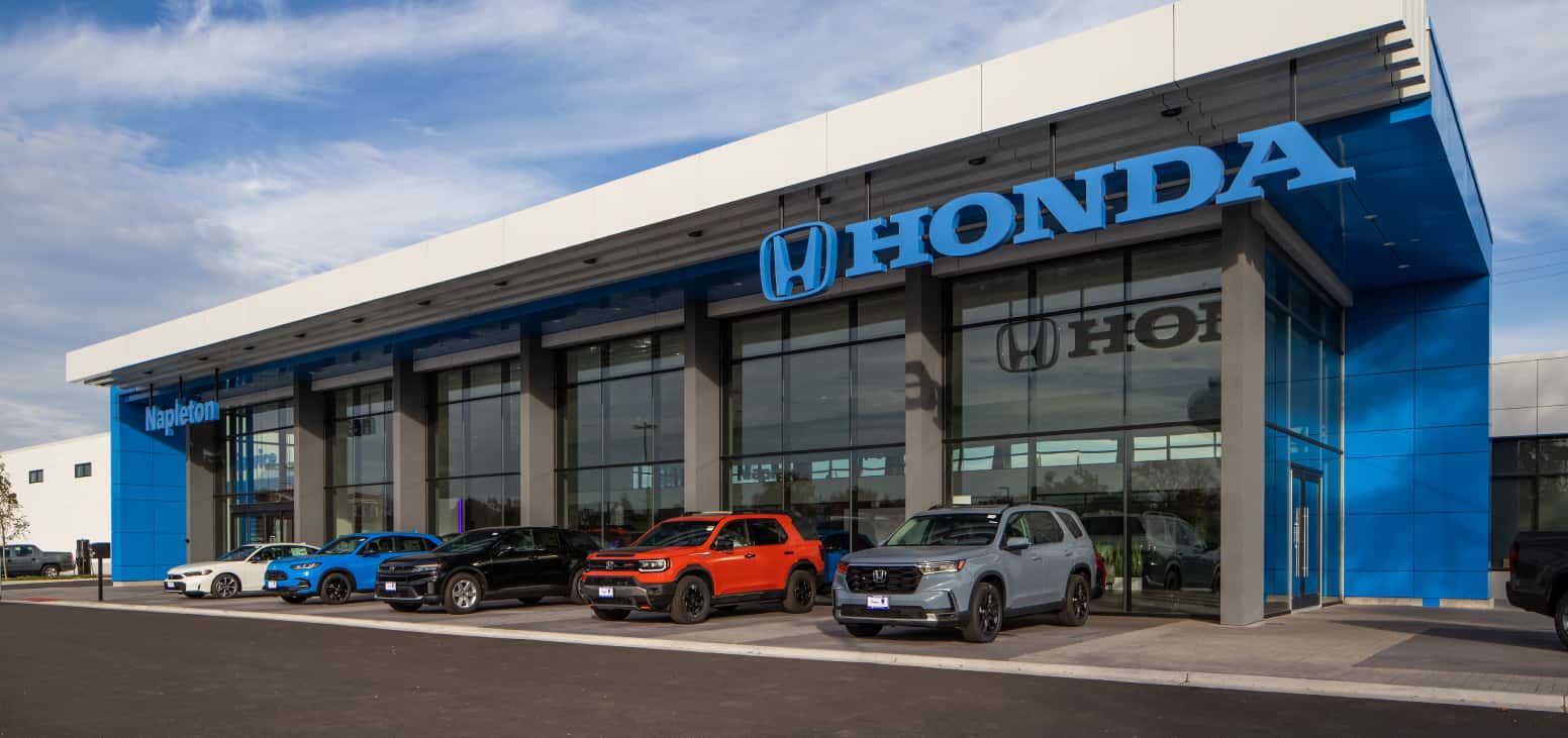 Clientes recibiendo atención en español en Napleton Honda of Morton Grove