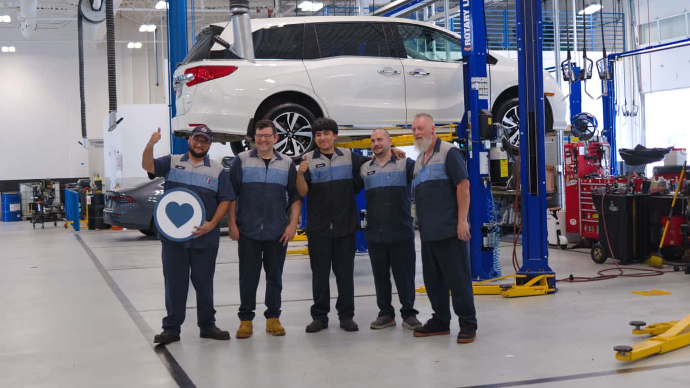 Equipo bilingüe ayudando con opciones de compra y financiamiento Honda