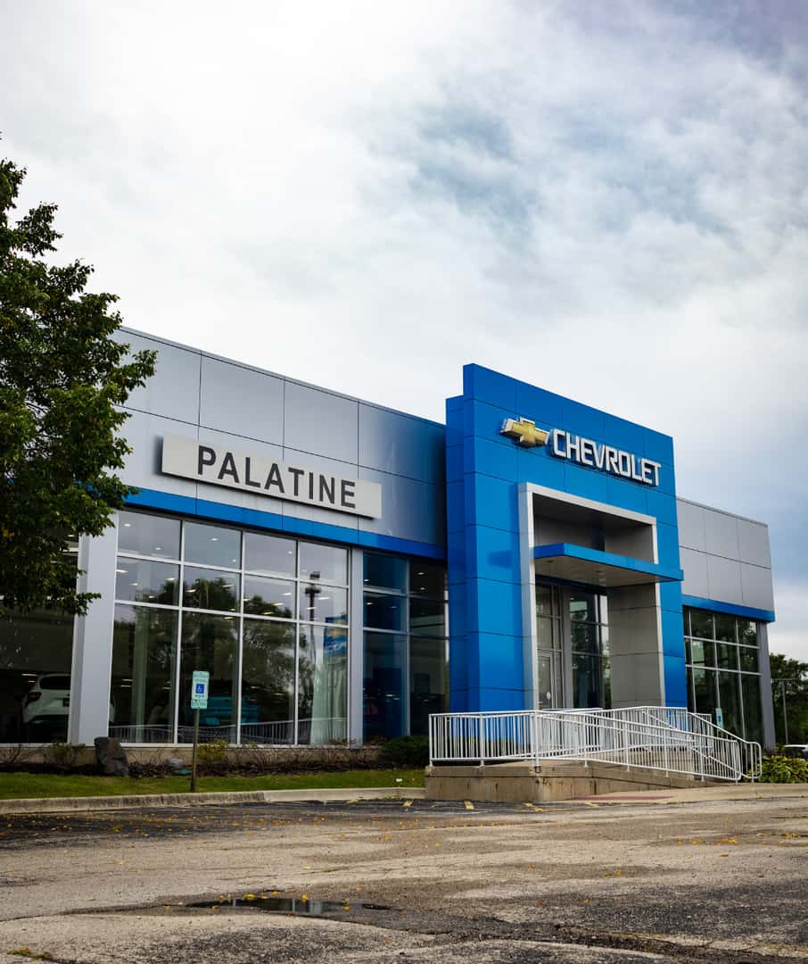 Asesor de ventas bilingüe de Napleton Palatine Chevrolet atendiendo a un cliente en español