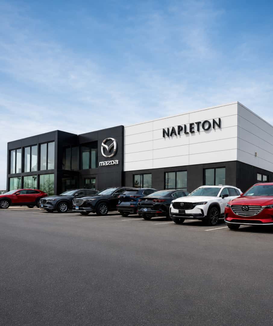 Asesor de ventas bilingüe de Napleton's Countryside Mazda atendiendo a un cliente en español
