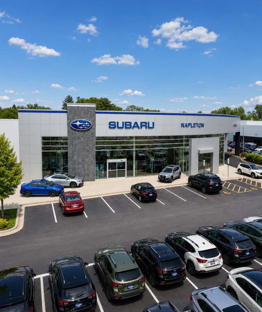 Asesor de ventas bilingüe de Napleton’s Palatine Subaru atendiendo a un cliente en español