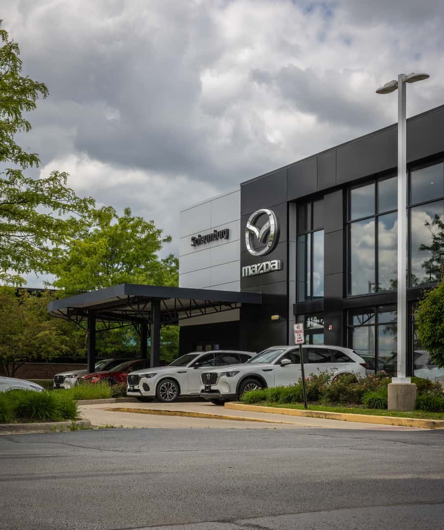 Asesor de ventas bilingüe de Napleton's Schaumburg Mazda atendiendo a un cliente en español