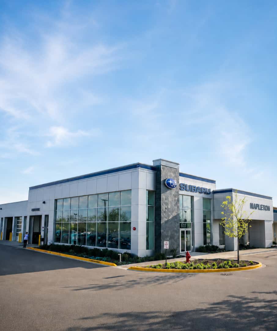 Asesor de ventas bilingüe de Napleton’s Schaumburg Subaru atendiendo a un cliente en español
