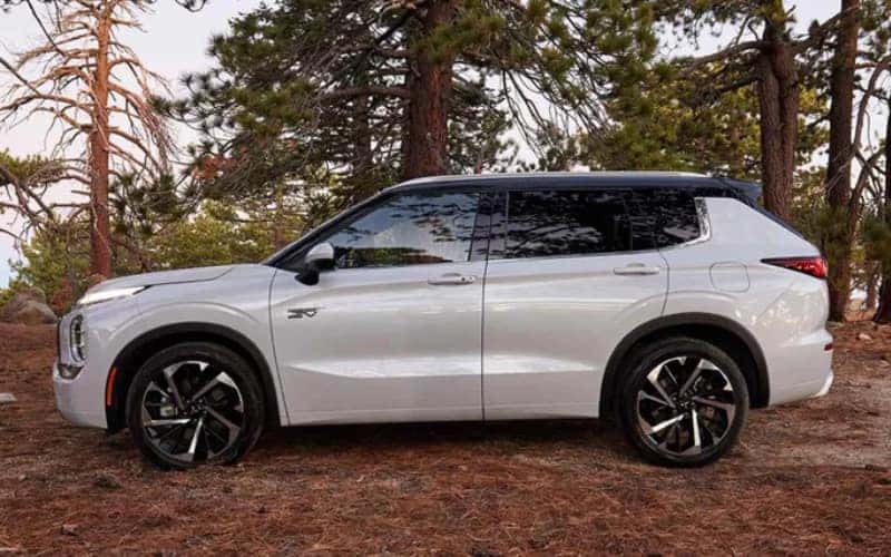 2025MitsubishiOutlanderPlug-InHybrid-exterior-01
