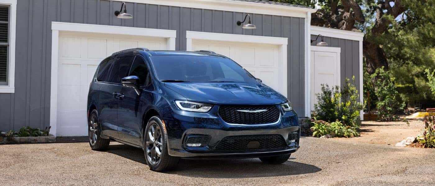 2024 Chrysler Pacifica Exterior Driveway