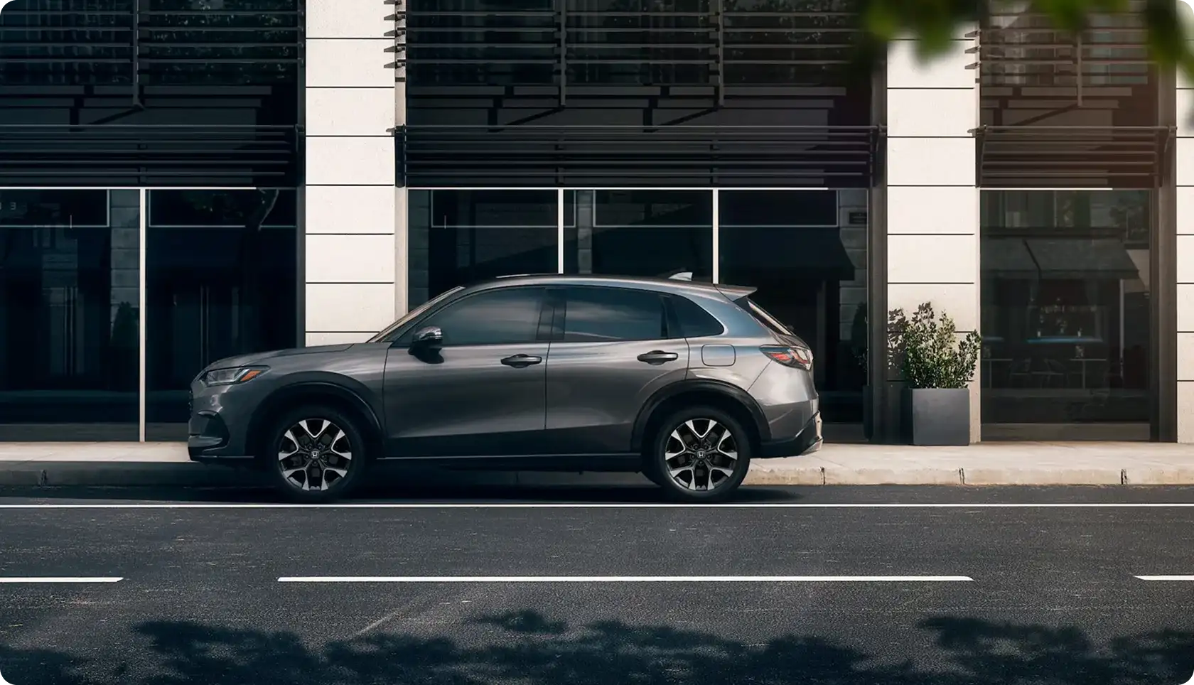 Side profile of the 2027 Honda HR-V with a smooth roofline built using laser brazing technology