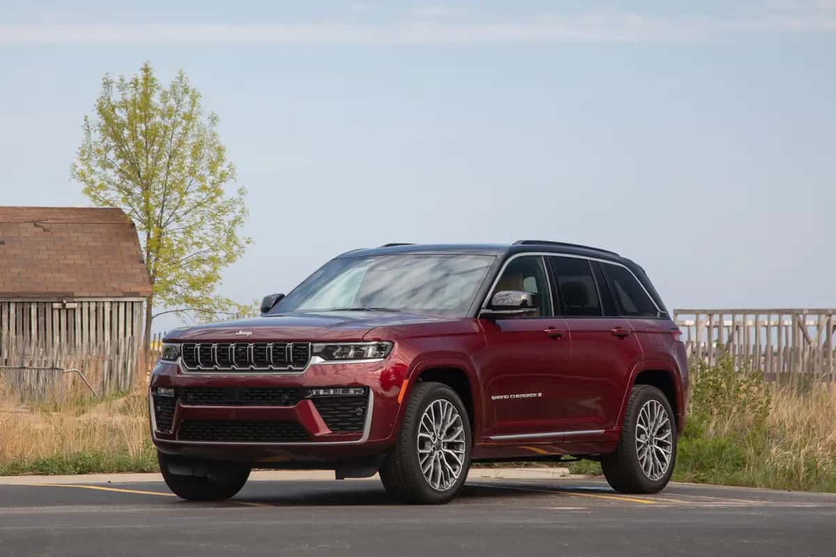 Jeep Grad Cherokee Summit Exterior Front Angle 