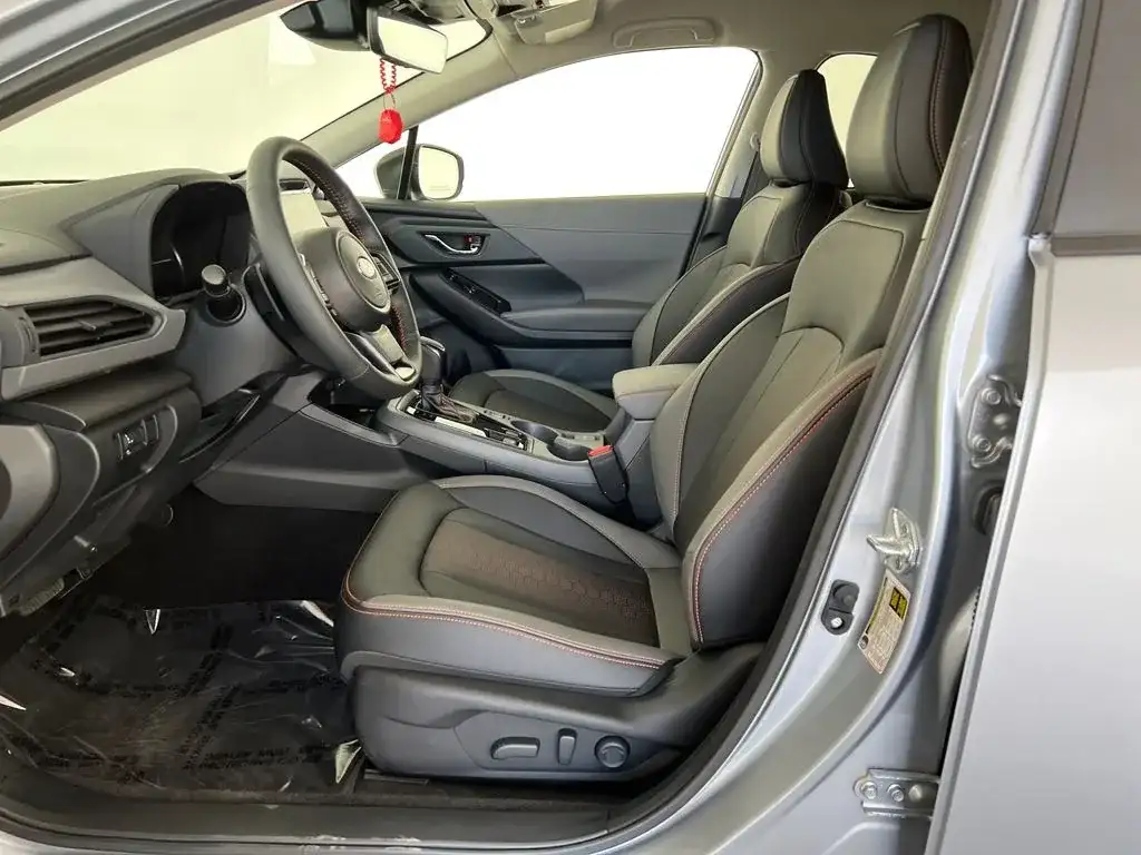 Subaru Crosstrek, interior view of the front seats and dashboard, photo 9 of 14
